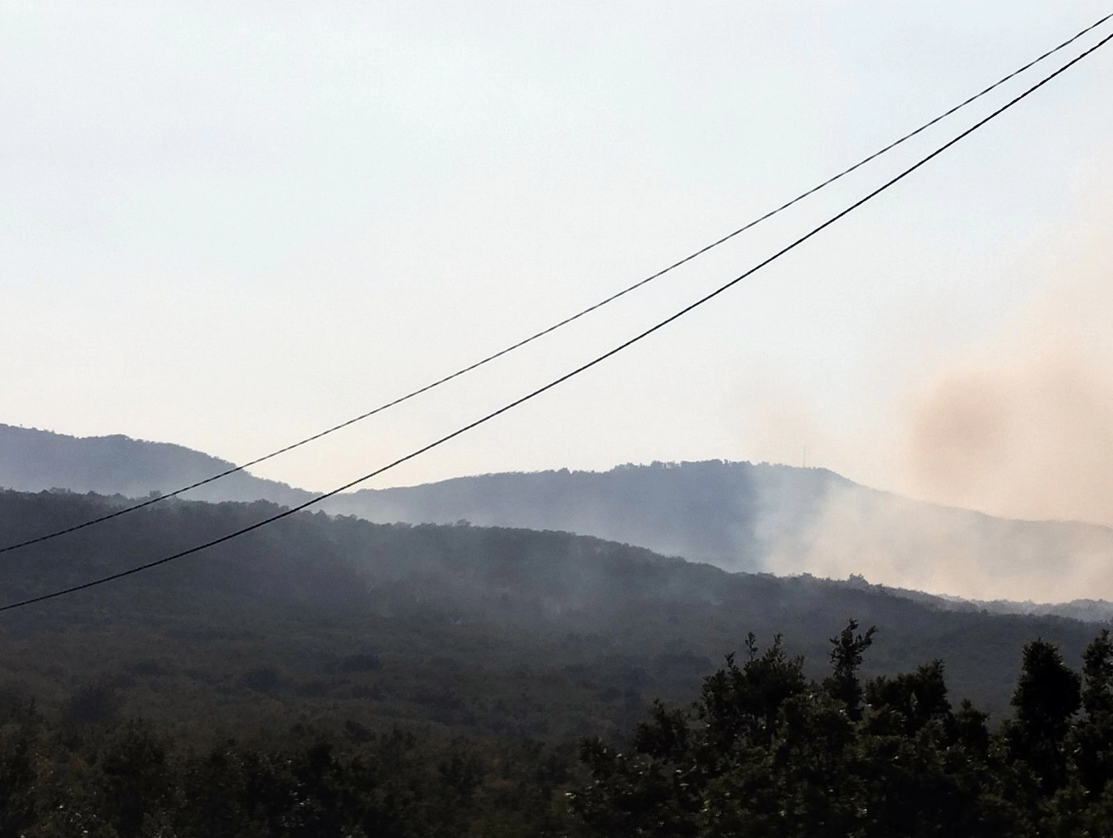 Bileća: Počela jaka kiša koja će pomoći u gašenju vatre